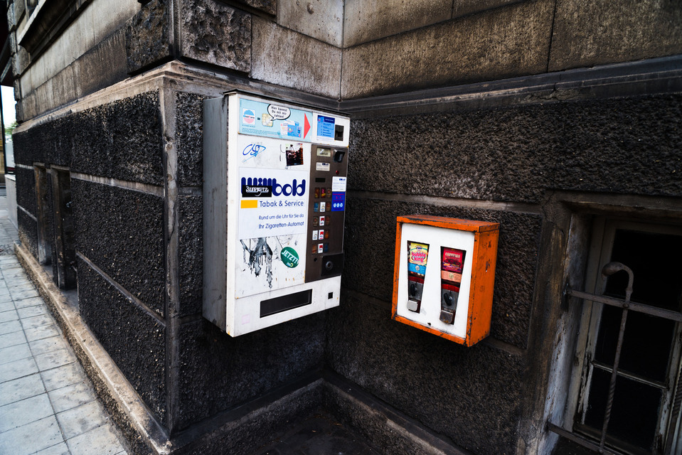 Chewing Gum and Cigarettes - ID 000256