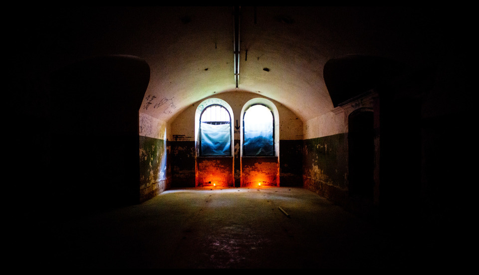 Two Windows I - ID 000526