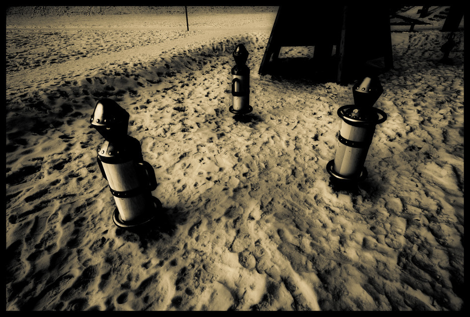 Three Soldiers Waiting - ID 000983