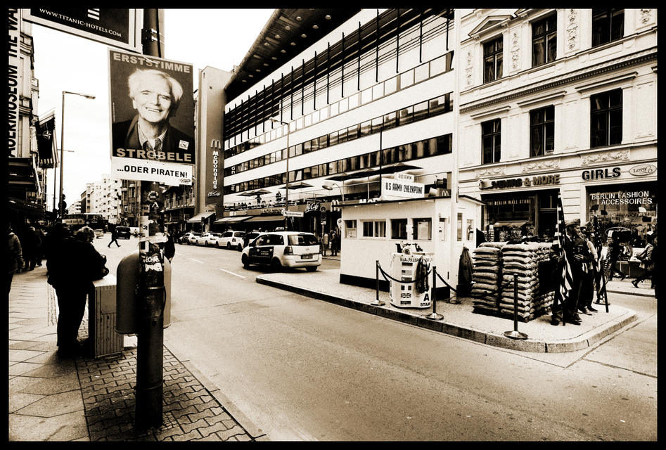 Checkpoint Charlie or Pirates - ID 001747