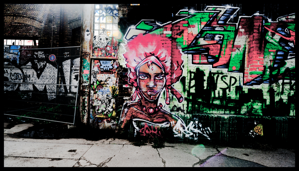 Woman on the Wall - ID 001867