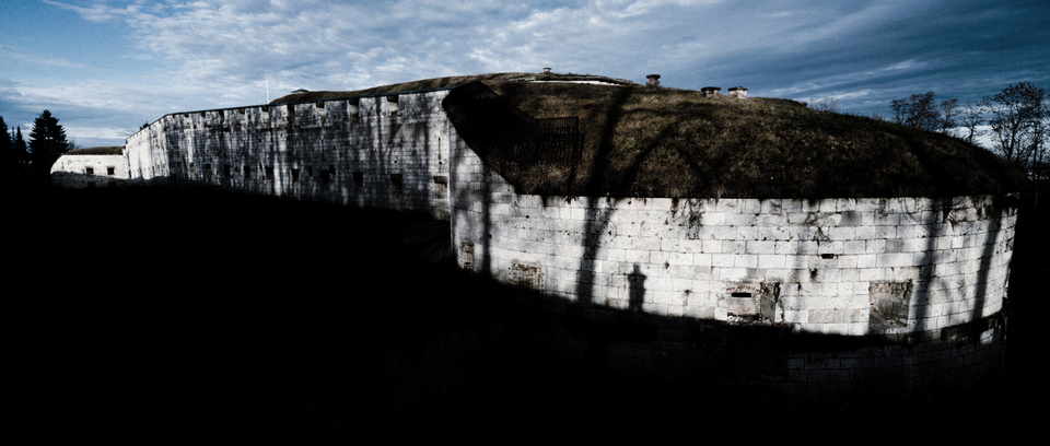 Man on Wall - ID 002179