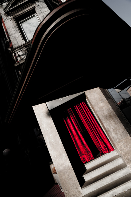 Red Curtain - ID 002284