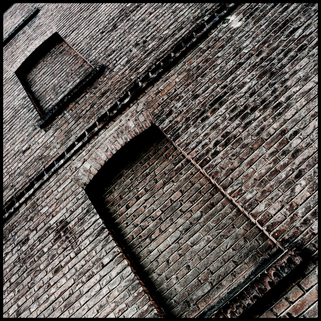 Wall in Square - ID 002427