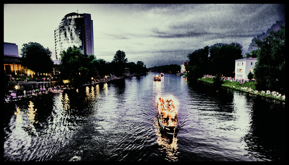Ships on Danube I - ID 002474