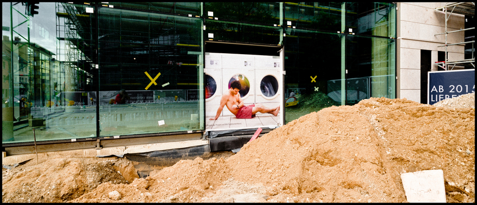 Washing Clothes - ID 002574