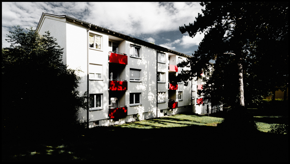 Red Balcony - ID 002608