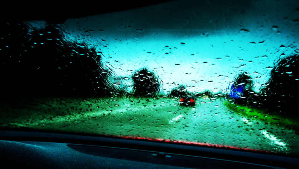 Red Green Blue in Rain - ID 002846