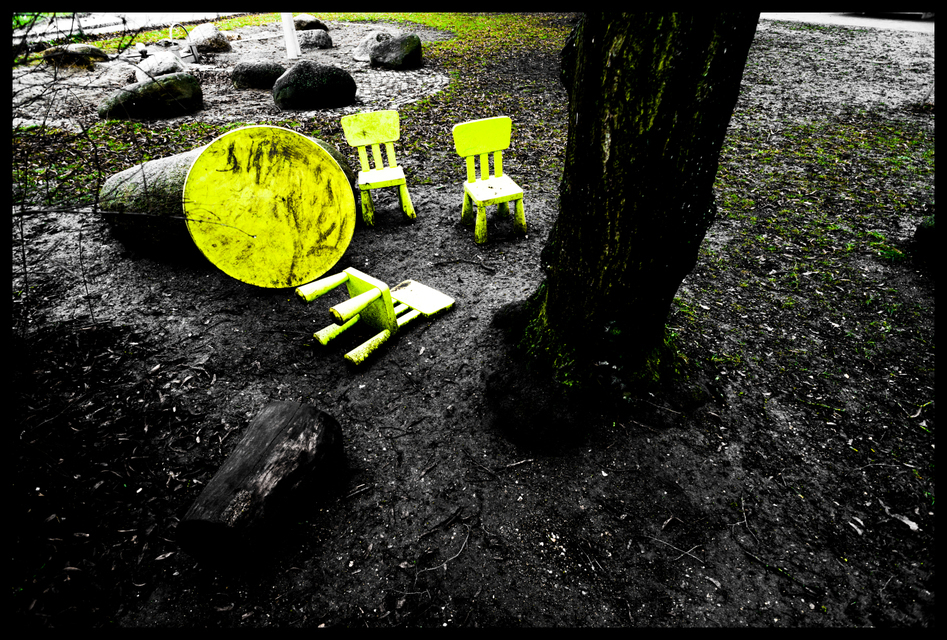 Three Chairs And Table - ID 003285