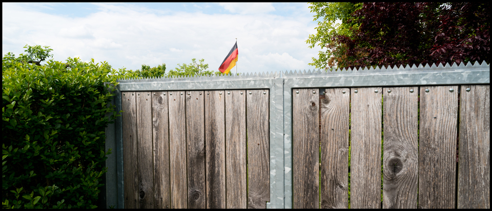 Black Red Gold Behind - ID 003602