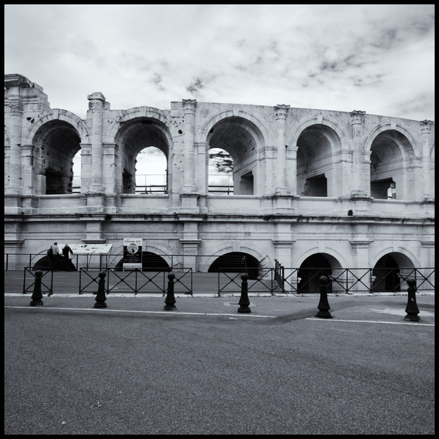 Tourists in front of Ruins - ID 004363
