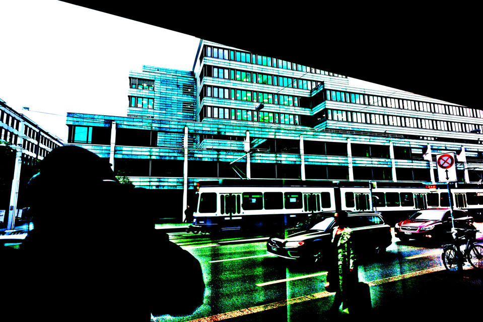 Pointing to Right - ID 004702