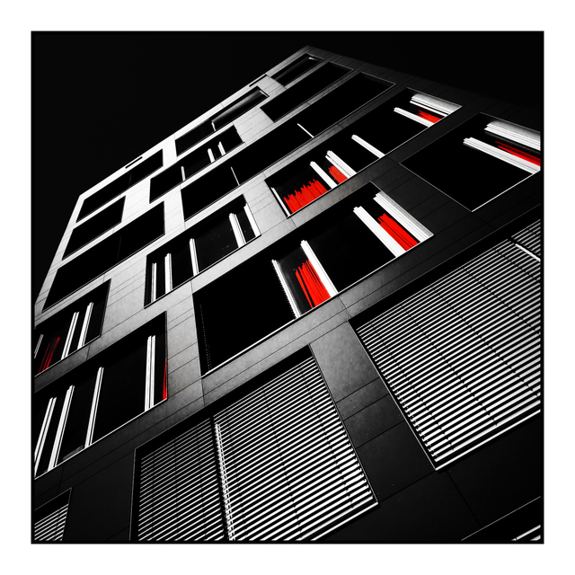 Red on Black - ID 005317