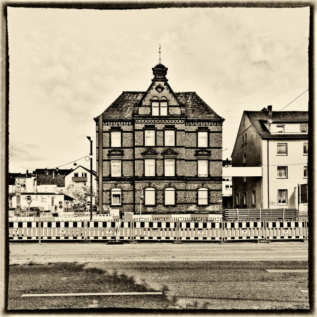 Behind the Barricade - ID 005840