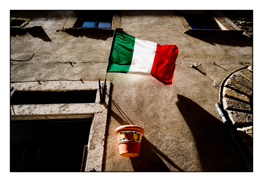 Green White Red at the Wall - ID 006216