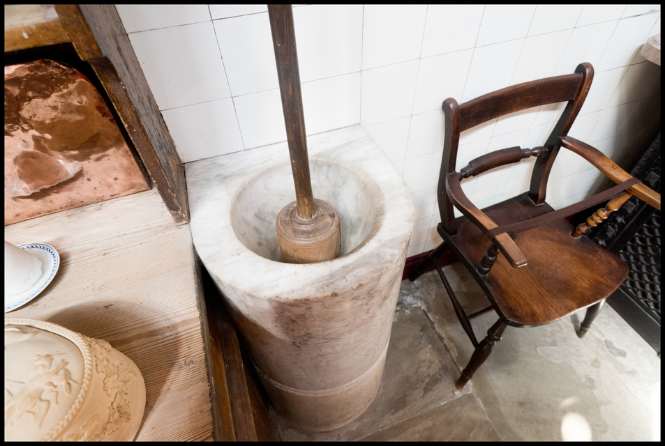 Manor Mortar and Pestle - ID 006578