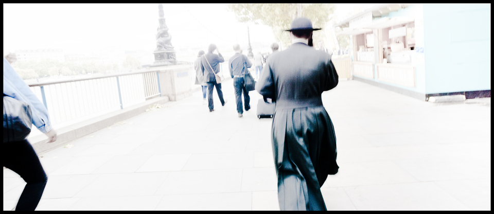 Walking and Calling the Pope I - ID 006731