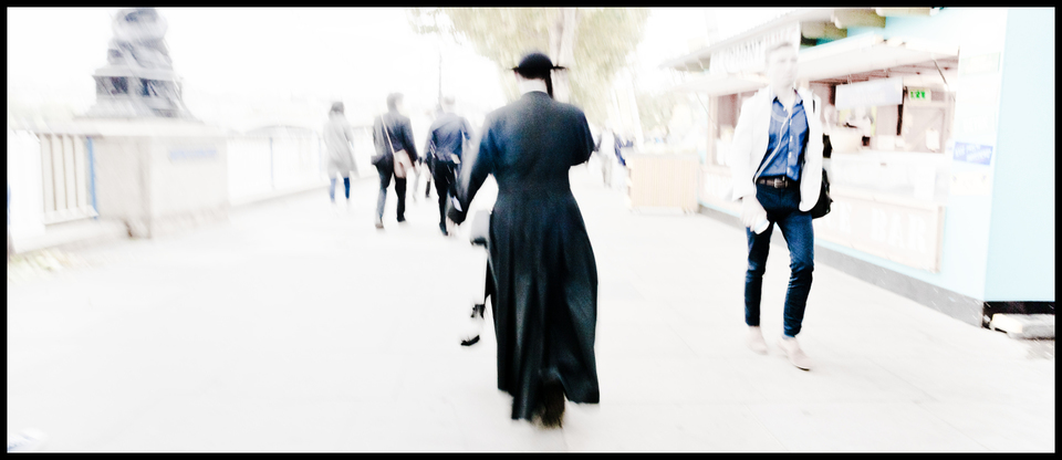 Walking and Calling the Pope II - ID 006732