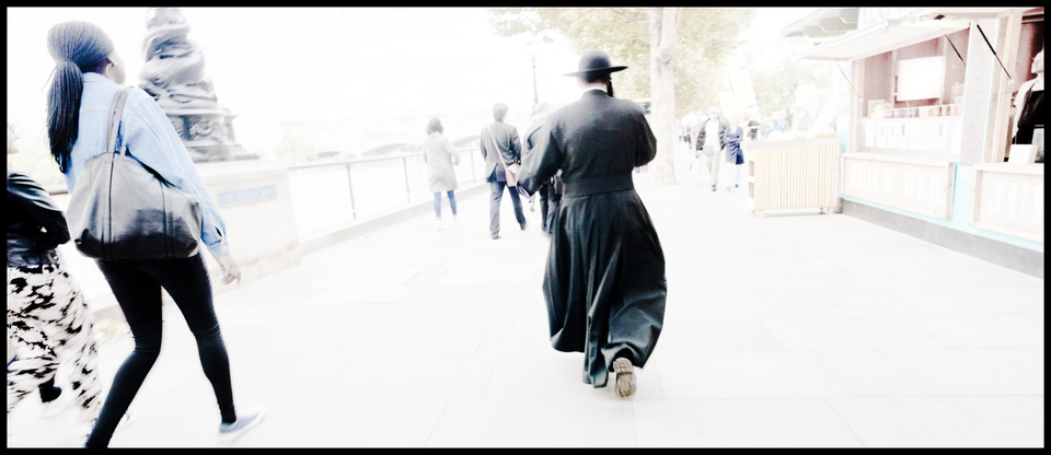 Walking and Calling the Pope III - ID 006733