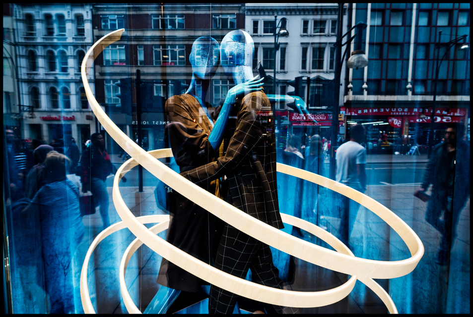 Window Dancers - ID 006803