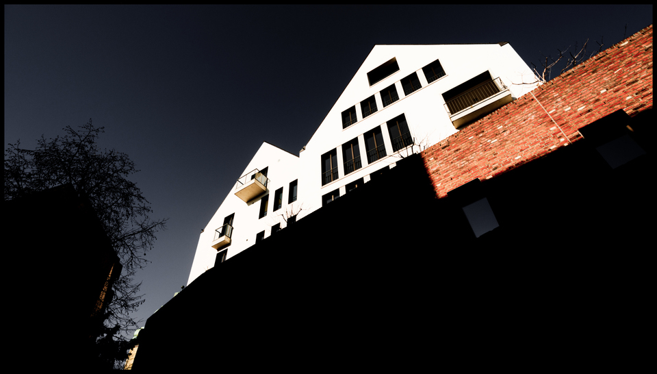 At the Wall - ID 007264