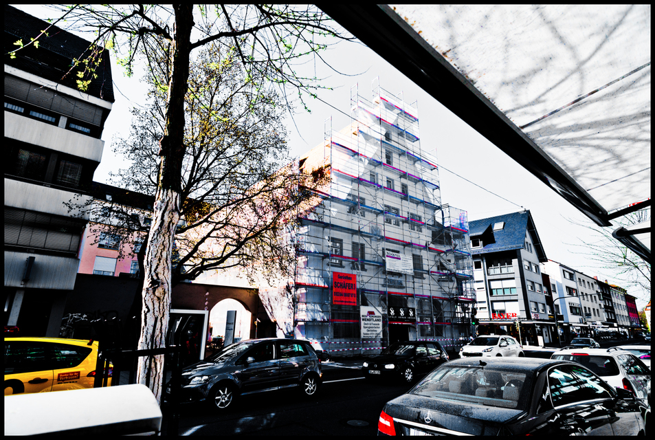 First Green between Cars - ID 007470