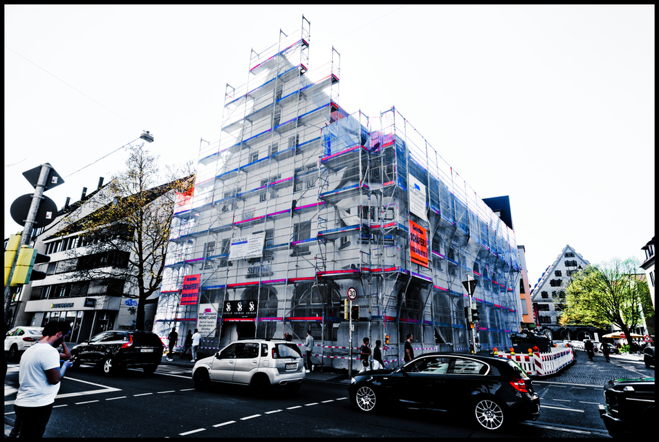 First Green behind Cars - ID 007471