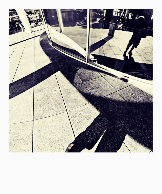 Curved Shadow around Mirror - ID 008662