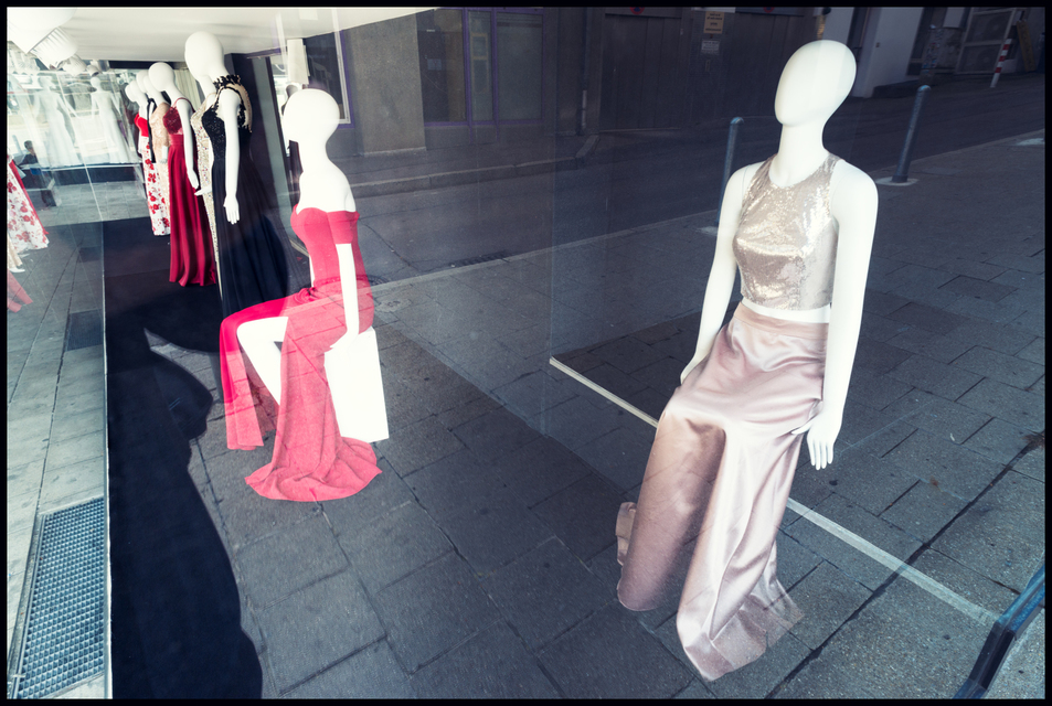 Ladies Waiting - ID 009043