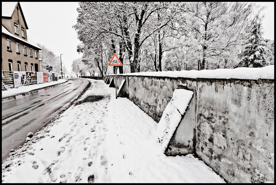 At the Wall - ID 009395