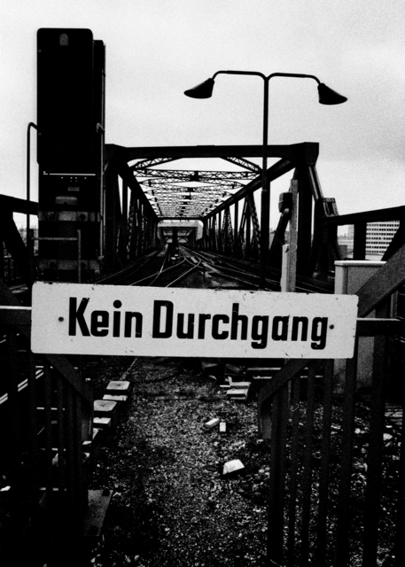 Berlin S-Bahn No Trespassing - ID 009534