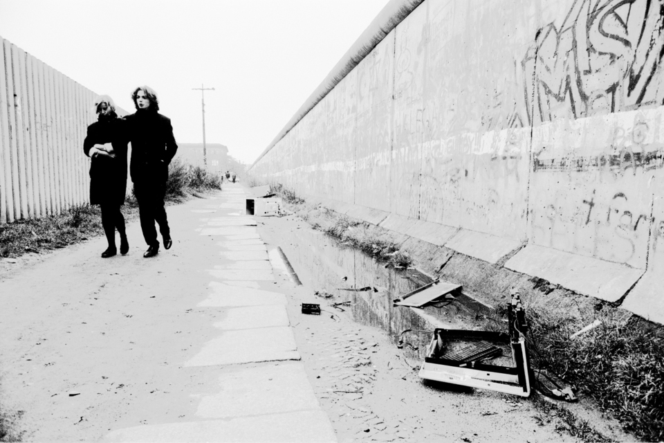 Behind the Wall II - ID 009539