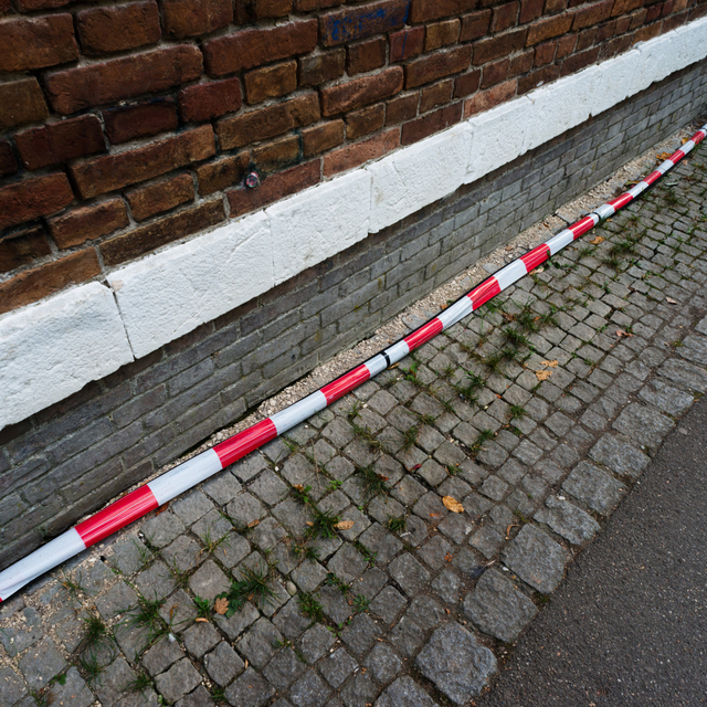 Red White on Ground - ID 009769
