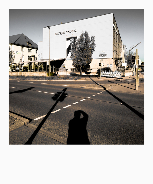 James Behind - ID 009826