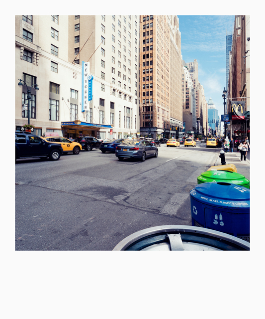 Between NEW YORKER and M - ID 010112