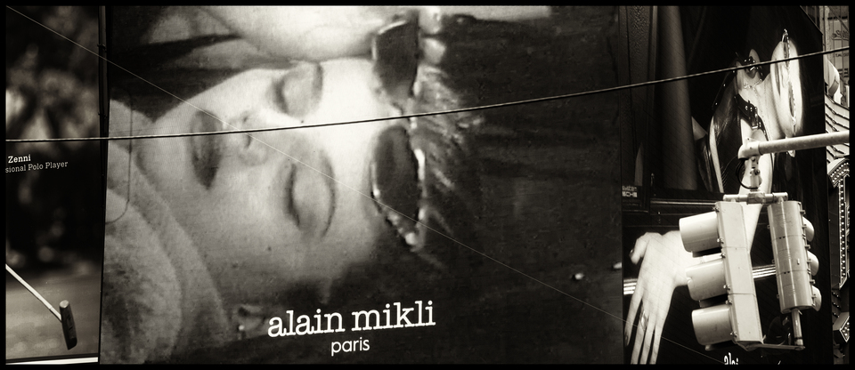 Sunglasses and Traffic Lights - ID 010861