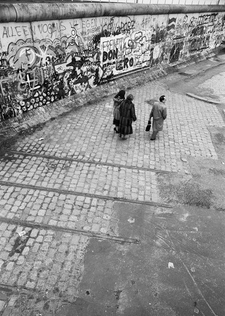 At the Wall I - ID 011059