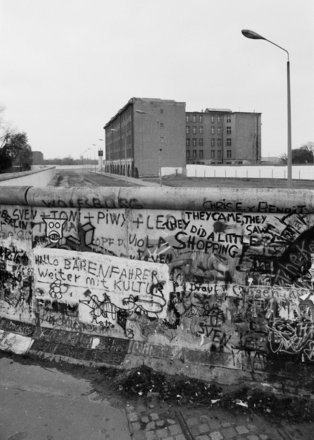 At the Wall II - ID 011060