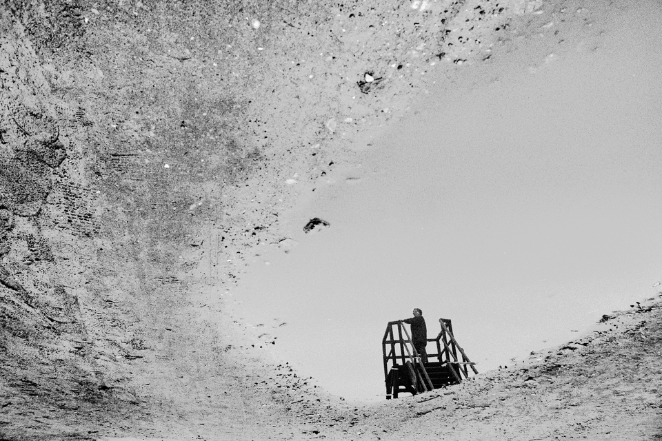 At the Wall IV - ID 011062