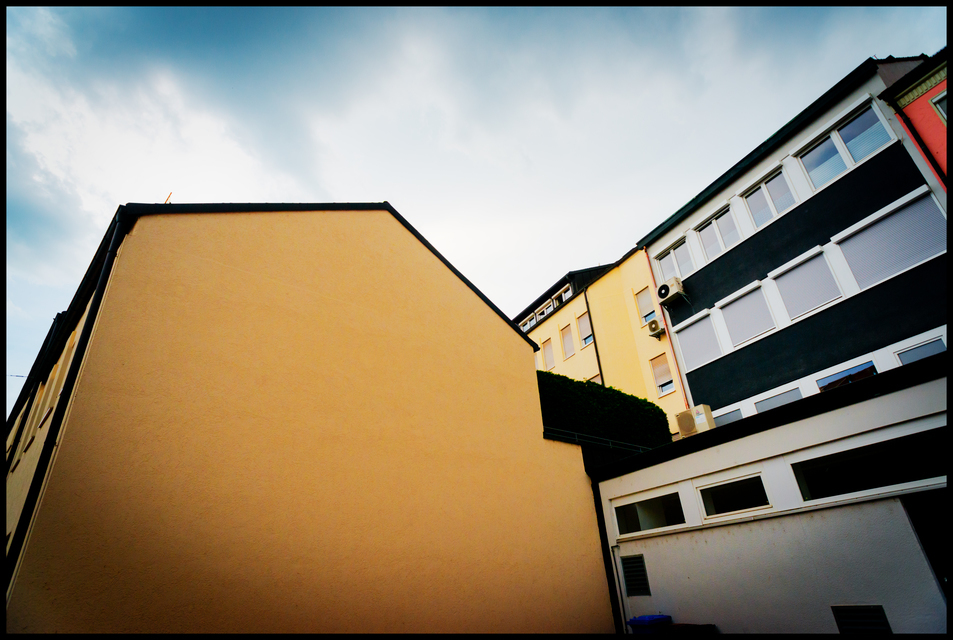 Orange Wall - ID 011125