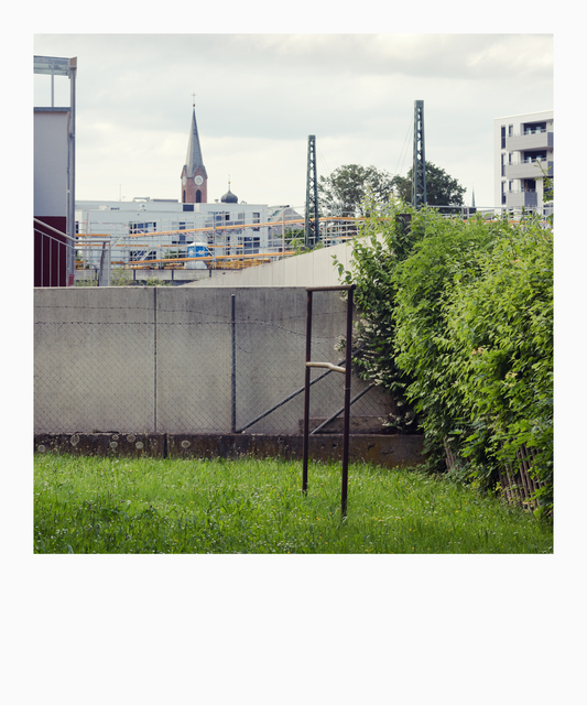 Behind the Wall - ID 011834