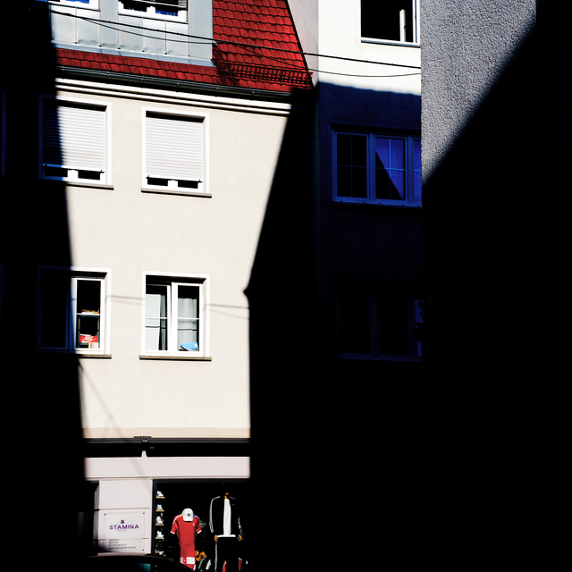 Between Shadows - ID 011946