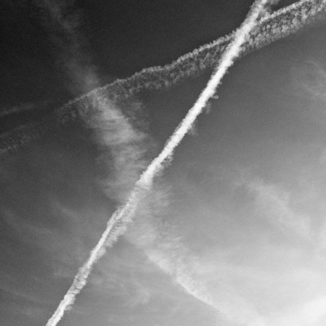 Contrails Triangle - ID 013049