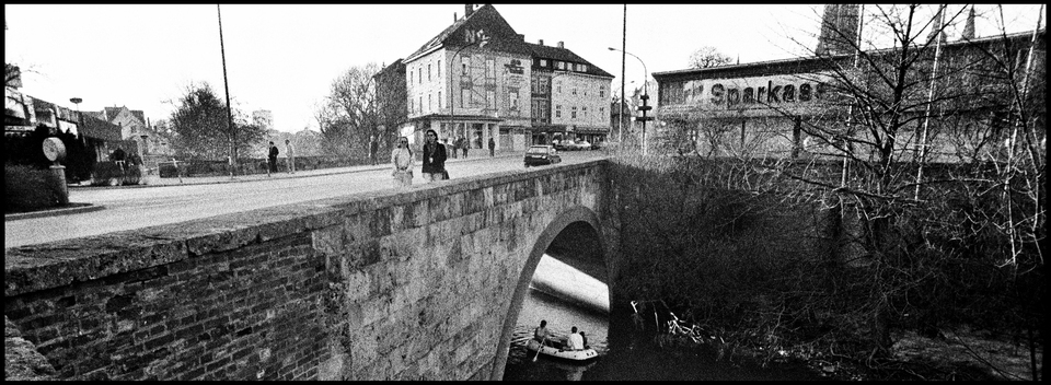 People over and under the Bridge - ID 013452