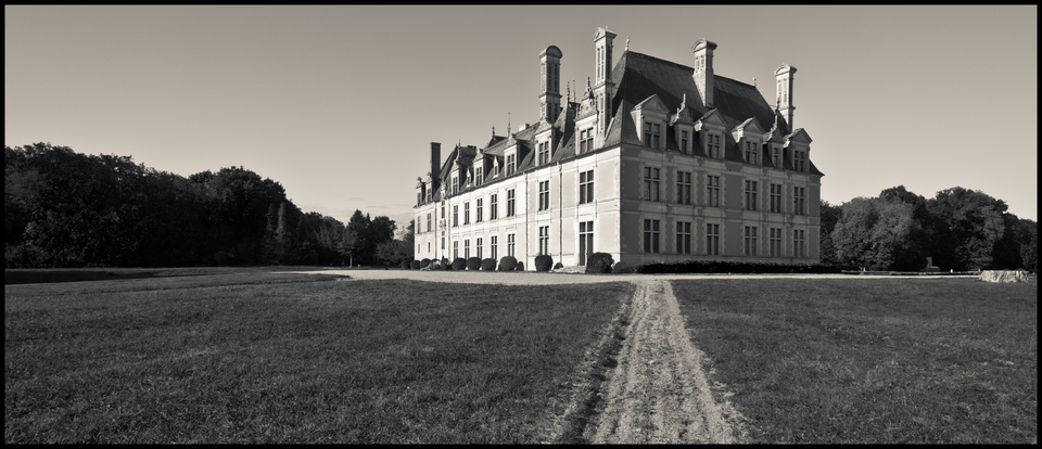 Castle in Garden III - ID 013515