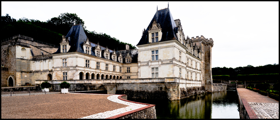 Castle surrounded by Water - ID 013799