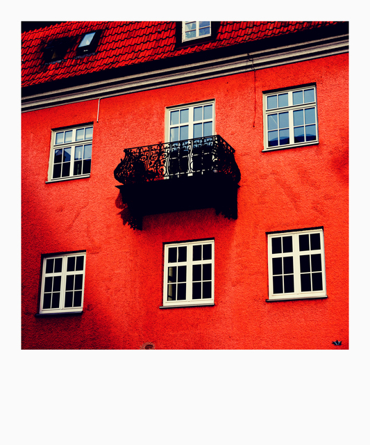 Balcony and Red - ID 013997
