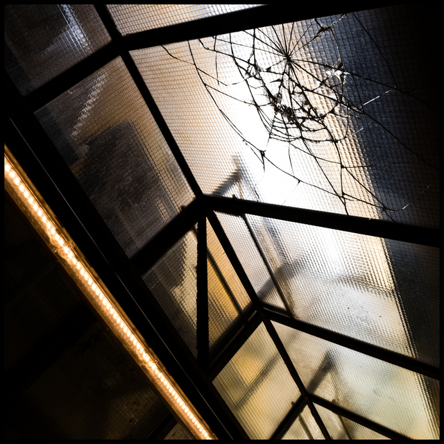 Broken Wired Glass - ID 014952